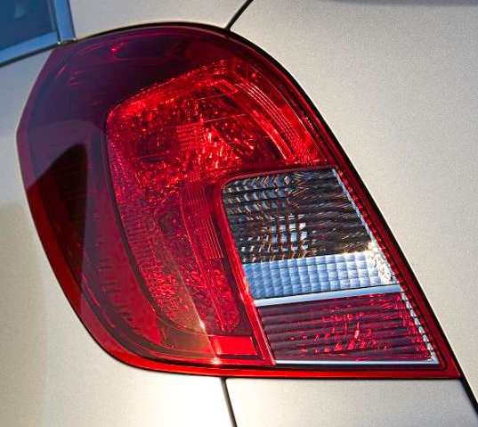 Opel Omega B/B FL wymiana żarówek Fot. Opel
