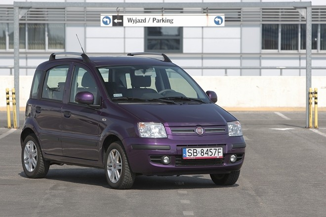 Poradnik kupującego Fiat Panda dostępny jest w jednej wersji nadwoziowej, a w gamie dostępnych silników znalazły się dwie jednostki napędowe. Nabywcy mają do wyboru również cztery wersje wyposażeniowe. fot. moto.wieszjak.pl