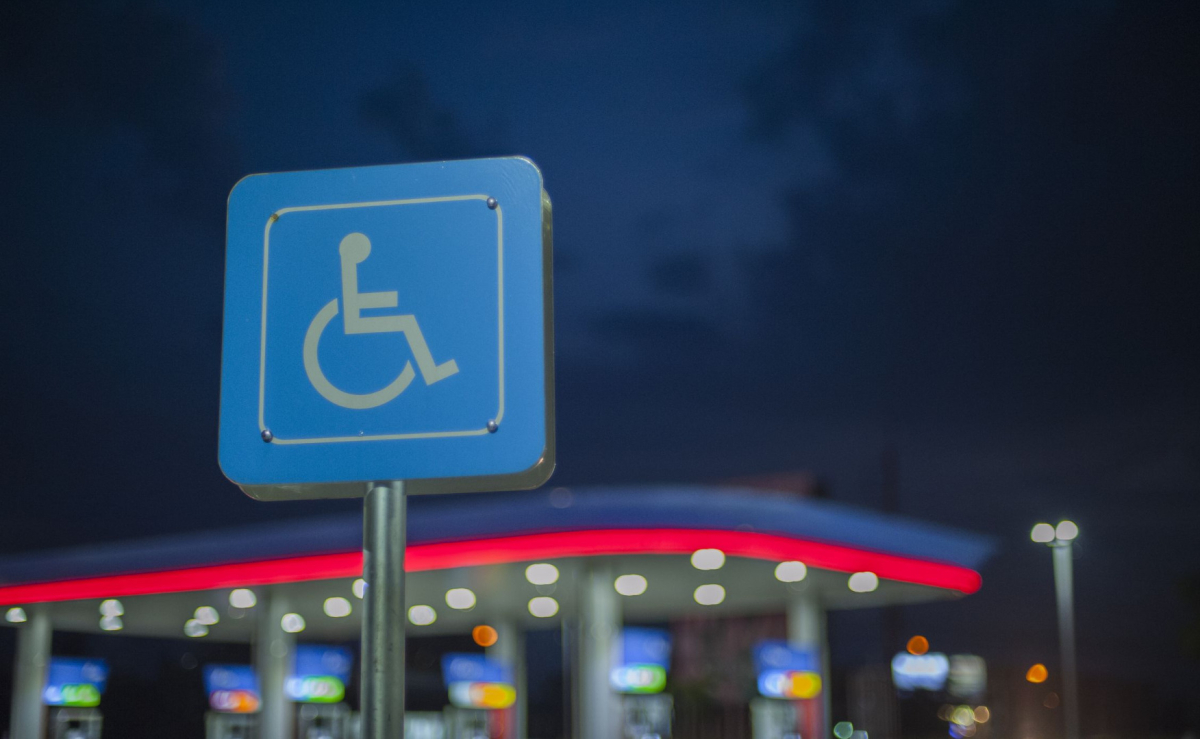 parking dla osób niepełnosprawnych niepełnosprawność karta parkingowa miejsce parkingowe koperta kierowca