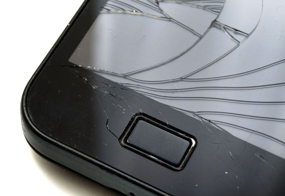 39% Polaków uszkodziło smartfon, z czego 76% to pęknięty ekran – ekspert wyjaśnia, kiedy opłaca się naprawić