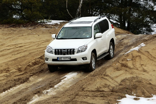 (Toyota Land Cruiser 3,0 D4D 190 KM X) fot. moto.wieszjak.pl