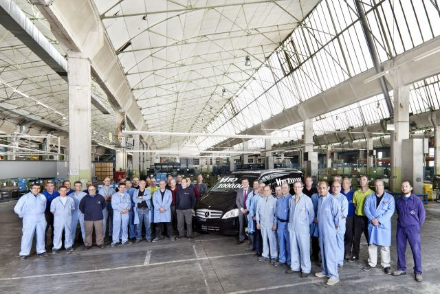 Aby upamiętnić milionowy egzemplarz Meredesa Vito , 40 pracowników hiszpańskiego zakładu stanęło do wspólnej fotografii z managerem fabryki, Emilio Titosem. Fot. Mercedes-Benz
