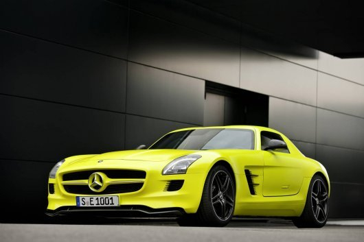 Mercedes SLS AMG E-cell to obok np. Tesli Roadster, kolejny supersportowy samochód na prąd.