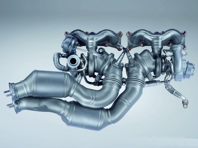 Tak wygląda podwójne doładowanie w 3-litrowym, benzynowym silniku N54 stosowanym w BMW 335i.