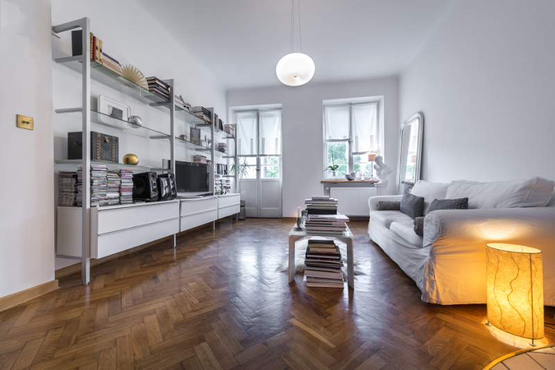 Mieszkanie typu studio. Przykładowa aranżacja. W małym mieszkaniu - im mniej mebli, tym lepiej. Najgorsze co możemy zrobić, to zagracić sobie mieszkanie.