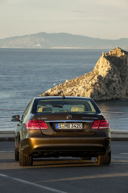 Mercedes-Benz E 300 BlueTEC HYBRID bez tankowania pokonał dystans 1968 km, dzielący Tanger w Maroku i Goodwood w Anglii. 