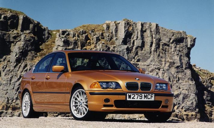 Wymiana filtru powietrza w BMW serii 3. Fot.Newspress