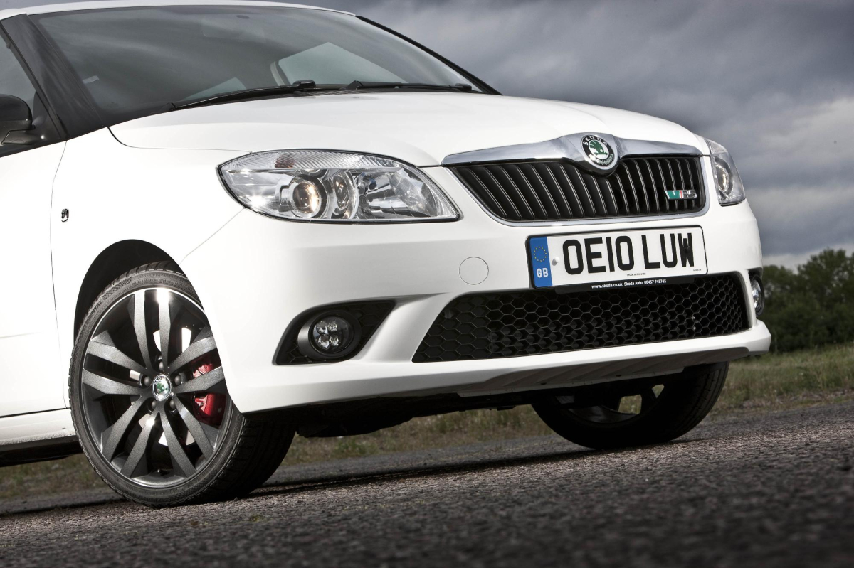 Demontaż środkowego panelu w Skodzie Fabii 2. fot. Newspress