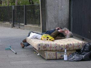 W pewnych przypadkach MOPS może odmówic przyznania pomocy osobie bezdomnej.