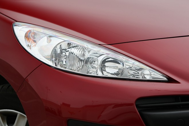 Jak wymienić żarówkę H7 w Peugeocie 207? Instrukcja krok po kroku