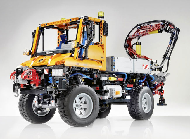 Lego Technic Unimog U 400 trafi do sklepów z zabawkami oraz salonów Mercedes-Benz w sierpniu. Cena wynosi 190 EUR  fot. Mercedes