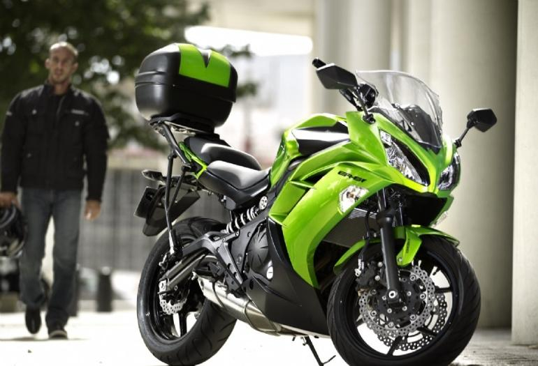 Kawasaki ER-6F jest modelem dla każdego. Nawet początkujący motocykliści poradzą sobie z tak zwinnym jednośladem.