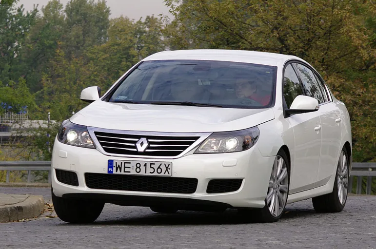 Renault Latitude - widok z przodu