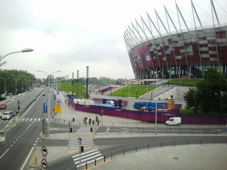 Ruch drogowy zostanie wstrzymany m.in. na graniczący ze Stadionem Narodowym Wale Miedzeszyńskim.