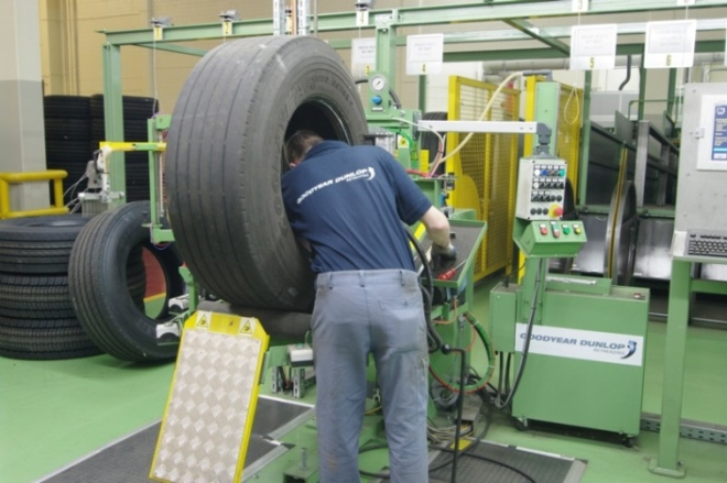 Po dostarczeniu zużyte opony są sprawdzane pod kątem uszkodzeń.