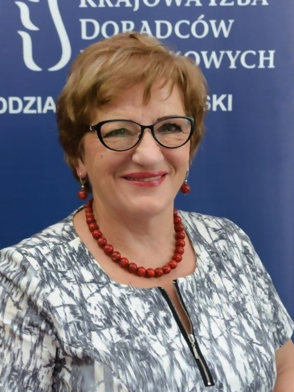 Danuta Bącler - doradca podatkowy prowadzący nieustannie własną kancelarię od 1991 roku, najpierw jako biuro rachunkowe, a później rodzinną firmę (kancelarię podatkową). Absolwentka Uniwersytetu Ekonomicznego we Wrocławiu (dawniej: Akademii Ekonomicznej).  Obecnie pełni obowiązki Przewodniczącej Zarządu Dolnośląskiego Oddziału Krajowej Izby Doradców Podatkowych. W poprzedniej kadencji Zarządu Dolnośląskiego Oddziału KIDP była skarbnikiem. Z powodzeniem łączy pracę zawodową z prowadzeniem zajęć na Uniwersytecie Ekonomicznym na studiach podyplomowych dla kandydatów na doradców podatkowych.