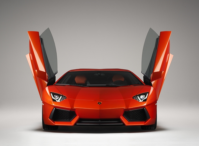 Lamborghini Aventador LP700-4 to najnowszy model w ofercie producenta. Auto kosztuje około 400 000 dolarów.