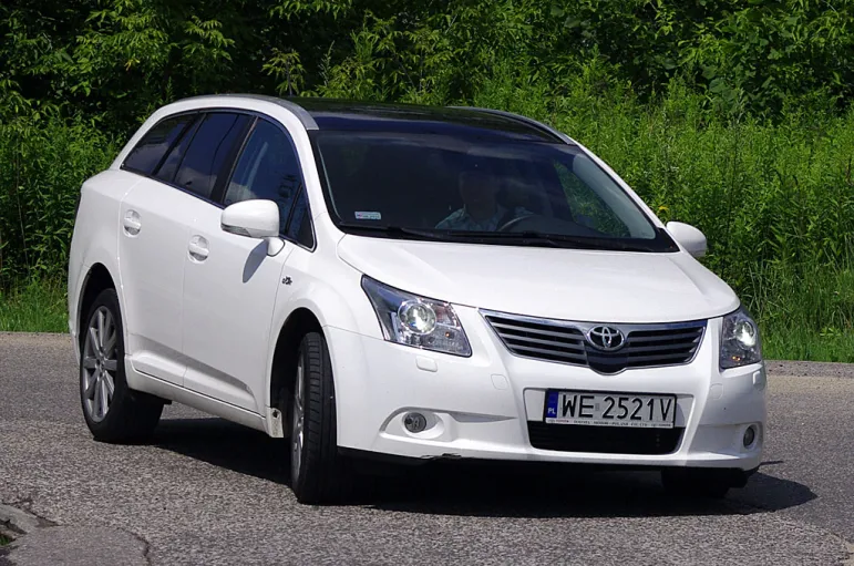 Toyota Avensis kombi - prawy przód