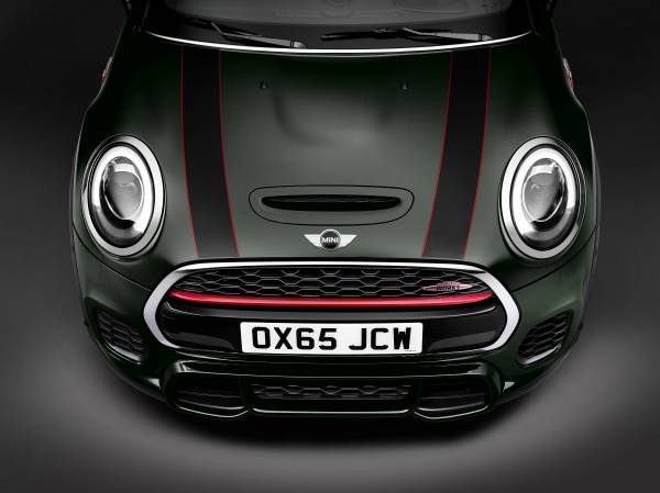 MINI zaprezentowało najnowsze Carbrio John Cooper Works. Pod maskę modelu na rok 2016, trafił czterocylindrowy, turbodoładowany silnik, rozwijający moc maksymalną 231 KM!