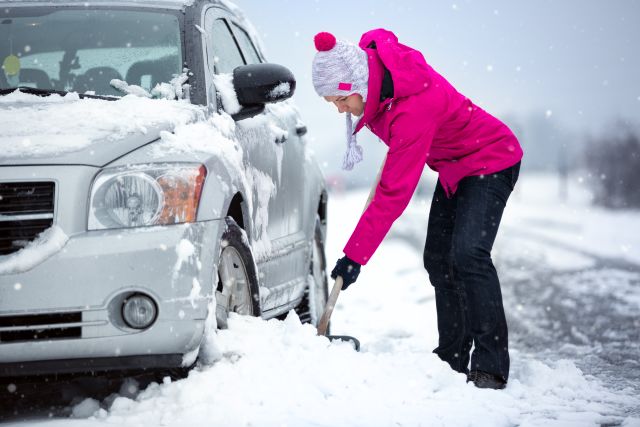 śnieg, odśnieżanie, zaspa, zima, samochód, parking/ Fot. Fotolia