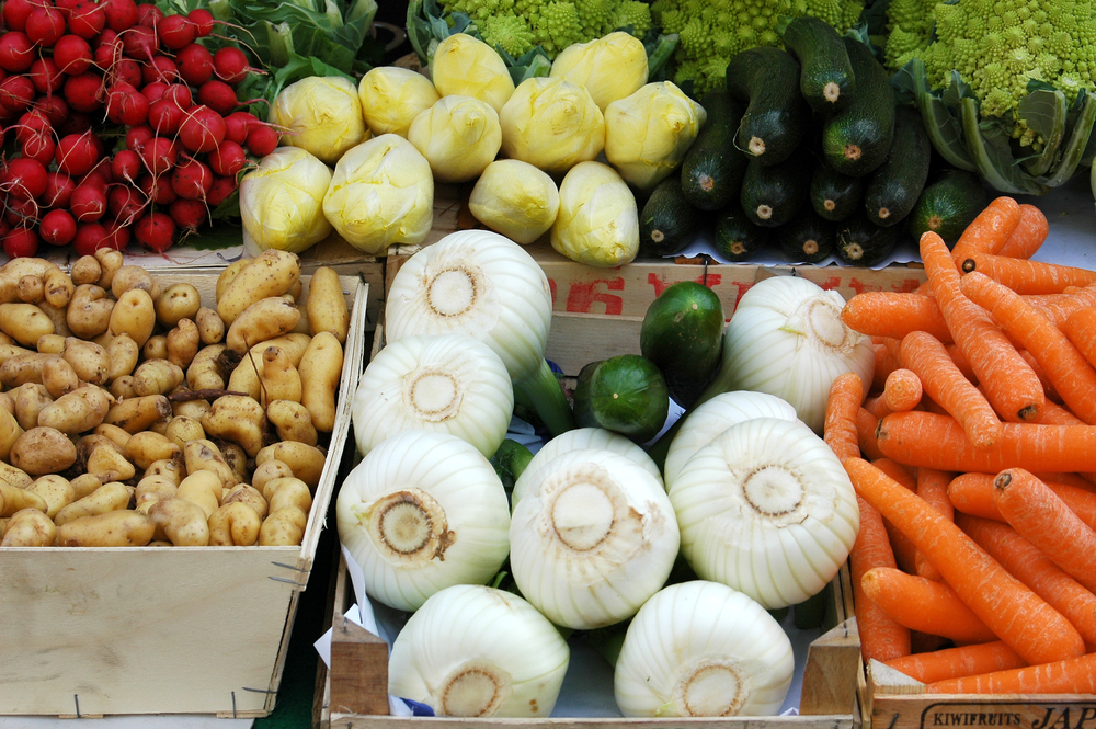 W każdym gospodarstwie domowym produkuje się bardzo dużą ilość różnego rodzaju śmieci czy odpadków. Dość duży procent stanowią odpady kuchenne, które w doskonały sposób nadają się do wykorzystania w kompostowniku.