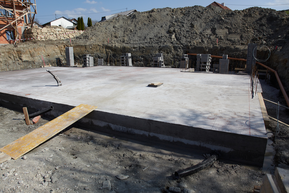 Zakup mieszkania na I etapie budowy wiąże sięz ryzykiem, jednak deweloperzy oferują atrakcyjne ceny, dlatego tego typu transakcje cieszą się dużeym zainteresowaniem. W jaki sposób można się uchronić przed tak dużym ryzykiem? 