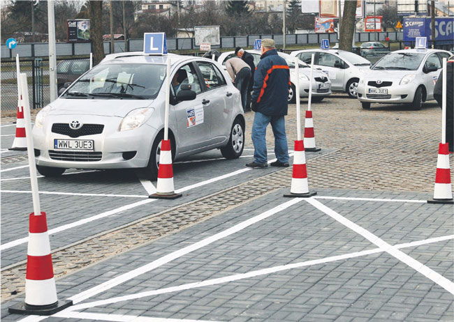 Dziś egzamin na prawo jazdy można przeprowadzać wyłącznie w miastach powiatowych Radek Pietruszka/PAP