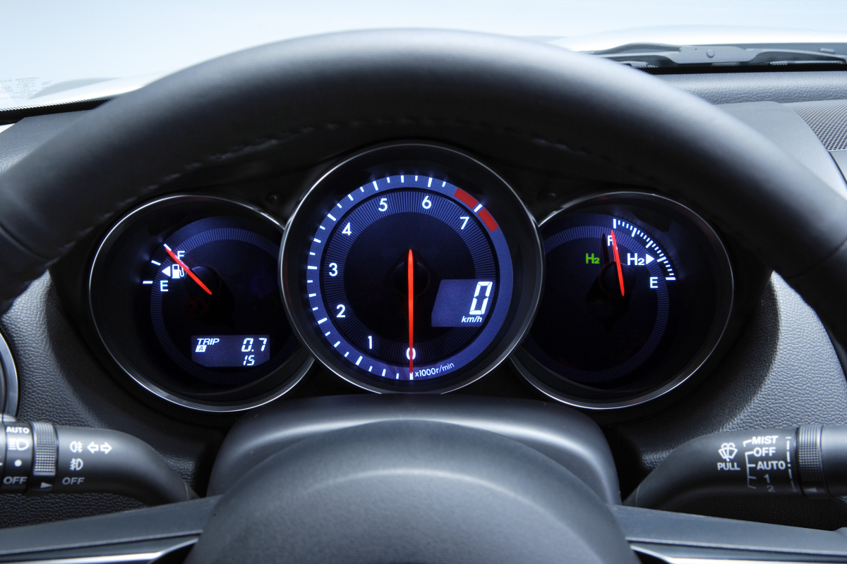 Montaż białych zegarów w Daewoo Tico.