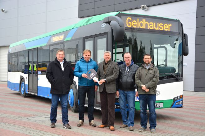 Najnowsze Solarisy Urbino 12 jadą do Bawarii. Rolf Oneis, Solaris Bus & Coach S.A., przekazuje klucz Martinowi Geldhauserowi jun. 