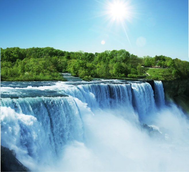 Wodospady Niagara: słynne wodospady położone na granicy USA i Kanady, tuż pod Toronto. Fot. Fotolia