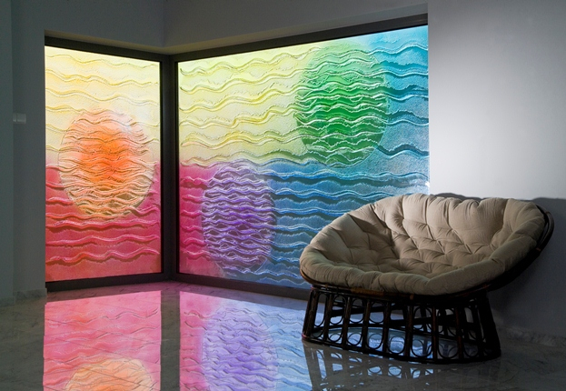 Przeszklenia wewnętrzne stają się coraz bardziej popularne, oprócz efektu estetycznego zapewniają też większą ilość światła. Fot. Villa Glass Studio
