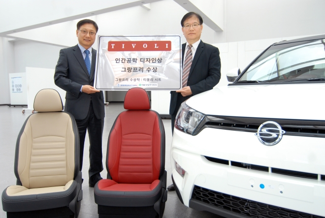 Nagrodzone fotele półkubełkowe w Ssangyong, wykorzystują poduszki o podwójnym stopniu gęstości oraz system sprężyn Pullmaflex. Dzięki ich ergonomii Tivoli cieszy się zasłużoną reputacją samochodu, w którym jazda zapewnia optymalny komfort i wygodę. 