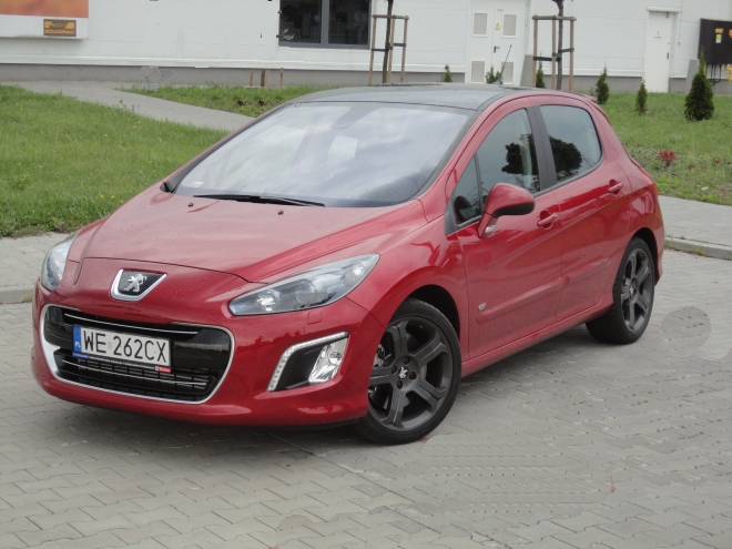 Peugeot 308. Jedni go kochają, inni nienawidzą. Kontrowersyjna stylistyka przysporzyła 308-ce tyle samo fanów co wrogów. Trwałość? Przeciętna.