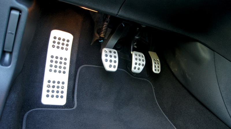 Jak puszczać sprzęgło żeby nie szarpało?