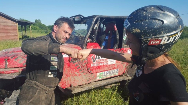 Prowadzony przez Dagmarę Kowalczyk i pilotowany przez Romana Popławskiego SAM Jeep Wrangler, zajął II miejsce w przeprawowym rajdzie „Mordor Duszno” w Mogilnie.