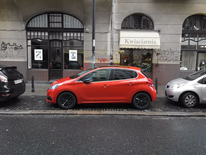 Parkingowe manewry Peugeotem 208 ułatwiają dostępne czujniki parkingowe i kamera.