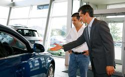 Przed kupnem auta należy dokonać dokładnych oflędzin karoserii i wnętrza auta. Fot. Newspress