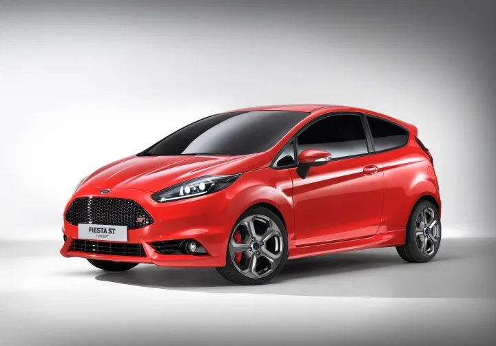 Ford Fiesta ST Concept różni się od zwykłej Fiesty pakietem aerodynamicznym, który nadał agresywnego wyglądu miejskiemu autku.