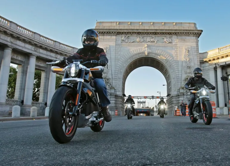 Jak jeździć motocyklem w korkach? / fot. Harley-Davidson