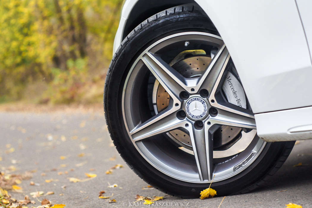 Wymiana jednej opony? Ubezpieczyciel musi zapłacić za dwie