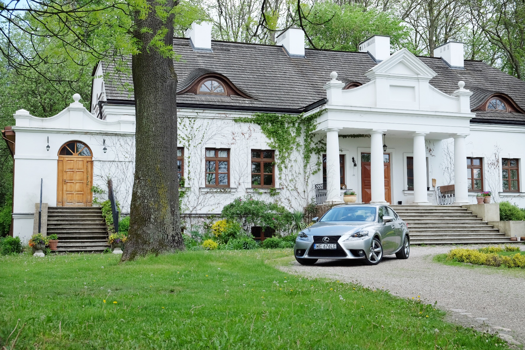 Egzotyczna, pełna ostrych krawędzi bryła nadwozia Lexusa IS200t tworzy kształt jakby wyciosany samurajskim mieczem. 