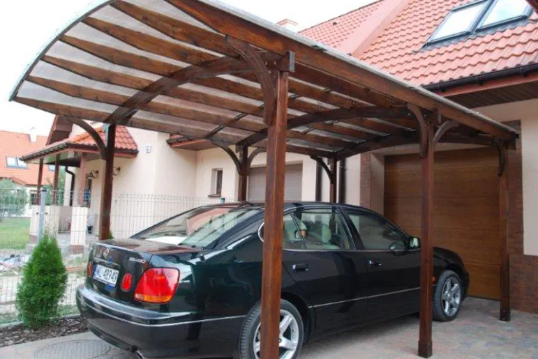 Wiata przed garażem. Fot. Ecocarport