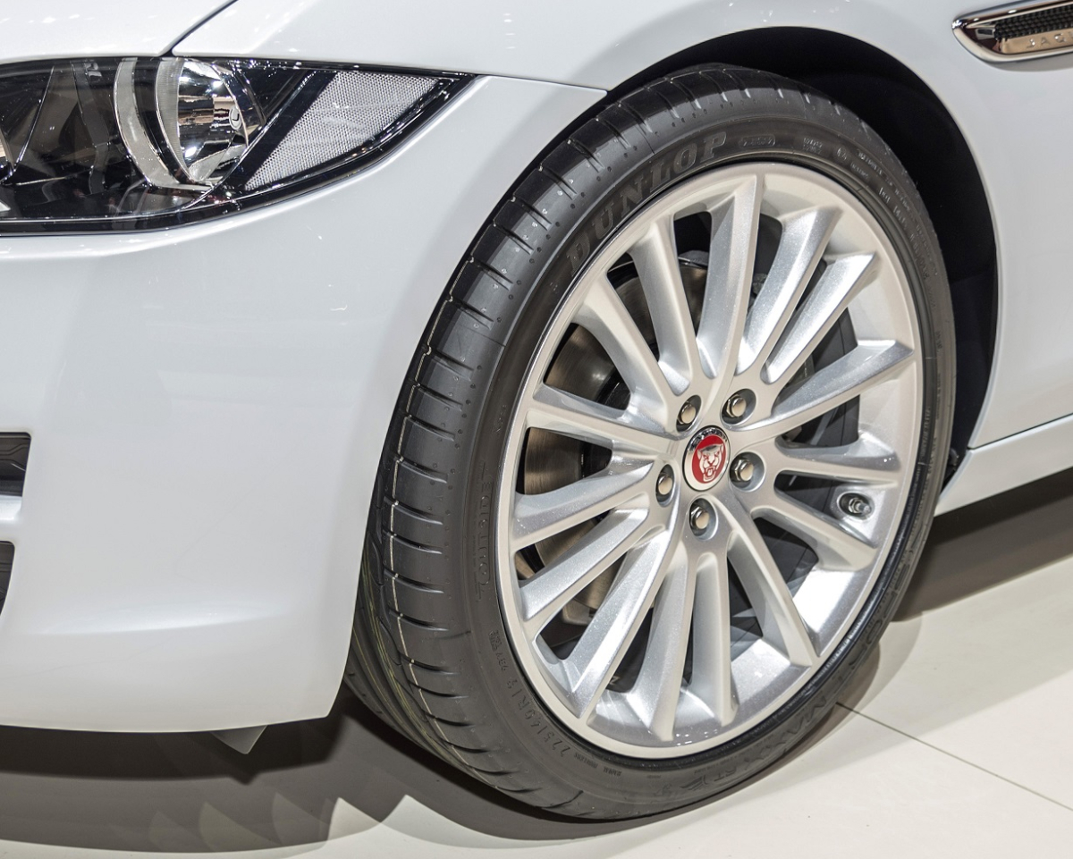 Dunlop Jaguar XE opona koło