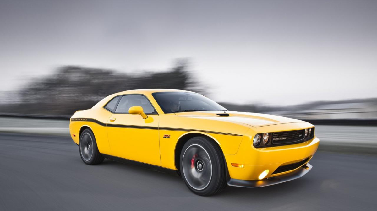 Lakier Stinger Yellow z czarnymi pasami na boku i logo Yellow Jacket - Dodge Challenger SRT8 Yellow Jacket.