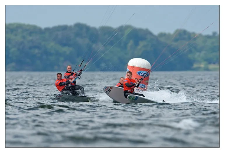 Kitesurfing zwany również kiteboardingiem zdobywa w Polsce i na świecie coraz więcej zwolenników. Fot. Ford