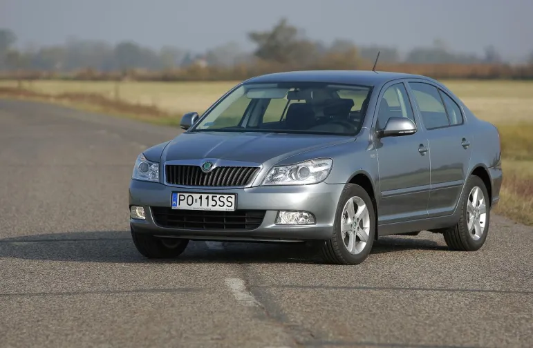 Skoda Octavia - w wersji po liftingu nadal prezentuje się świeżo i atrakcyjnie. Niejednego użytkownika zaskakuje swoja pojemnością i pakownością. Gdyby tylko wybór bezawaryjnych jednostek był większy...