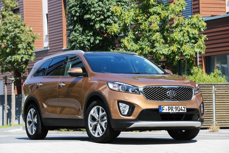 Najnowsza Kia Sorento jest większa od modelu poprzedniej generacji. Samochód prezentuje się ciekawie, choć reflektory ksenonowe to wyposażenie standardowe najbogatszej wersji.