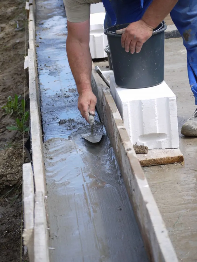 Dobrze wykonany fundament stanowi bezpieczną podstawę domu. 