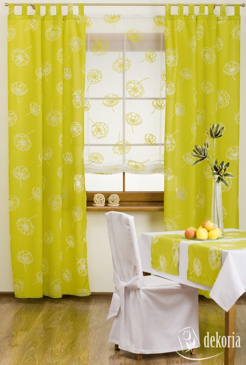 Szczególnie istotną rolę w aranżacji wnętrz odgrywa tkanina. Tkanina jest obecna w tapicerce mebli, w dywanach, poduszkach, ale przede wszystkim i w znacznej ilości występuje w zasłonach okiennych. Fot. dekoria.pl