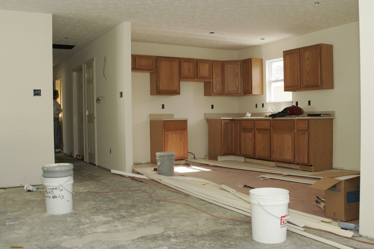 Nowoczesna kuchnia stworzona przy użyciu kolorów waniliowego i pomarańczowego zachwyci wszystkich miłośników niebanalnych rozwiązań. 